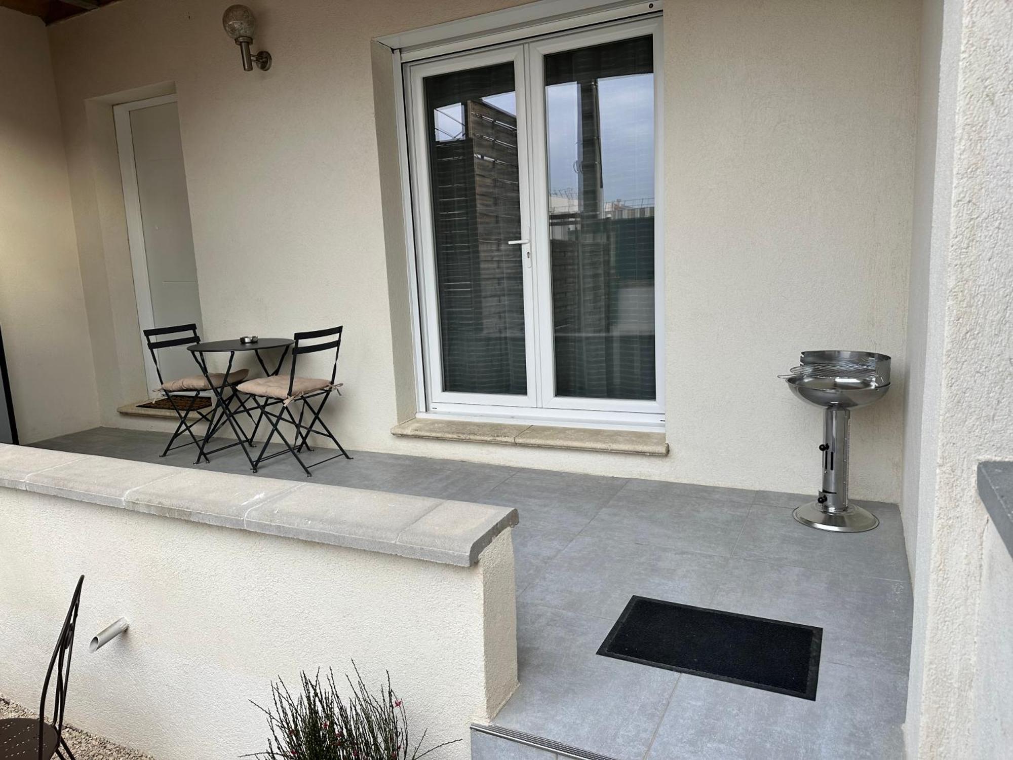 Appartement T2 Avec Terrasse Et Cour Cavaillon Exterior photo