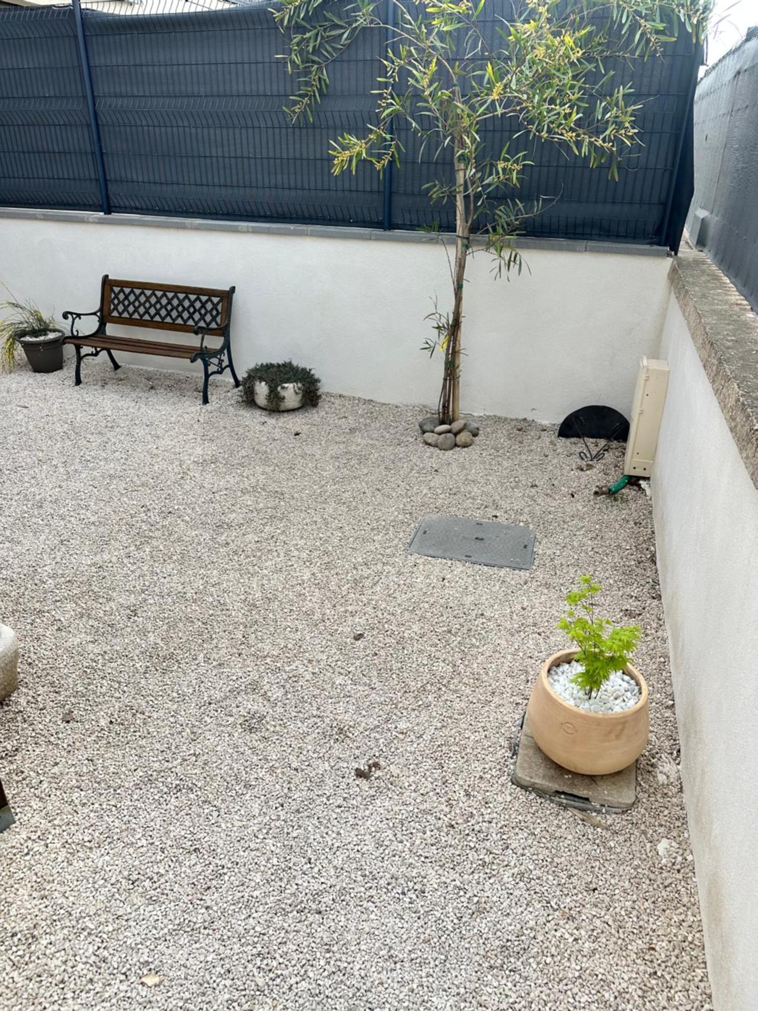 Appartement T2 Avec Terrasse Et Cour Cavaillon Exterior photo